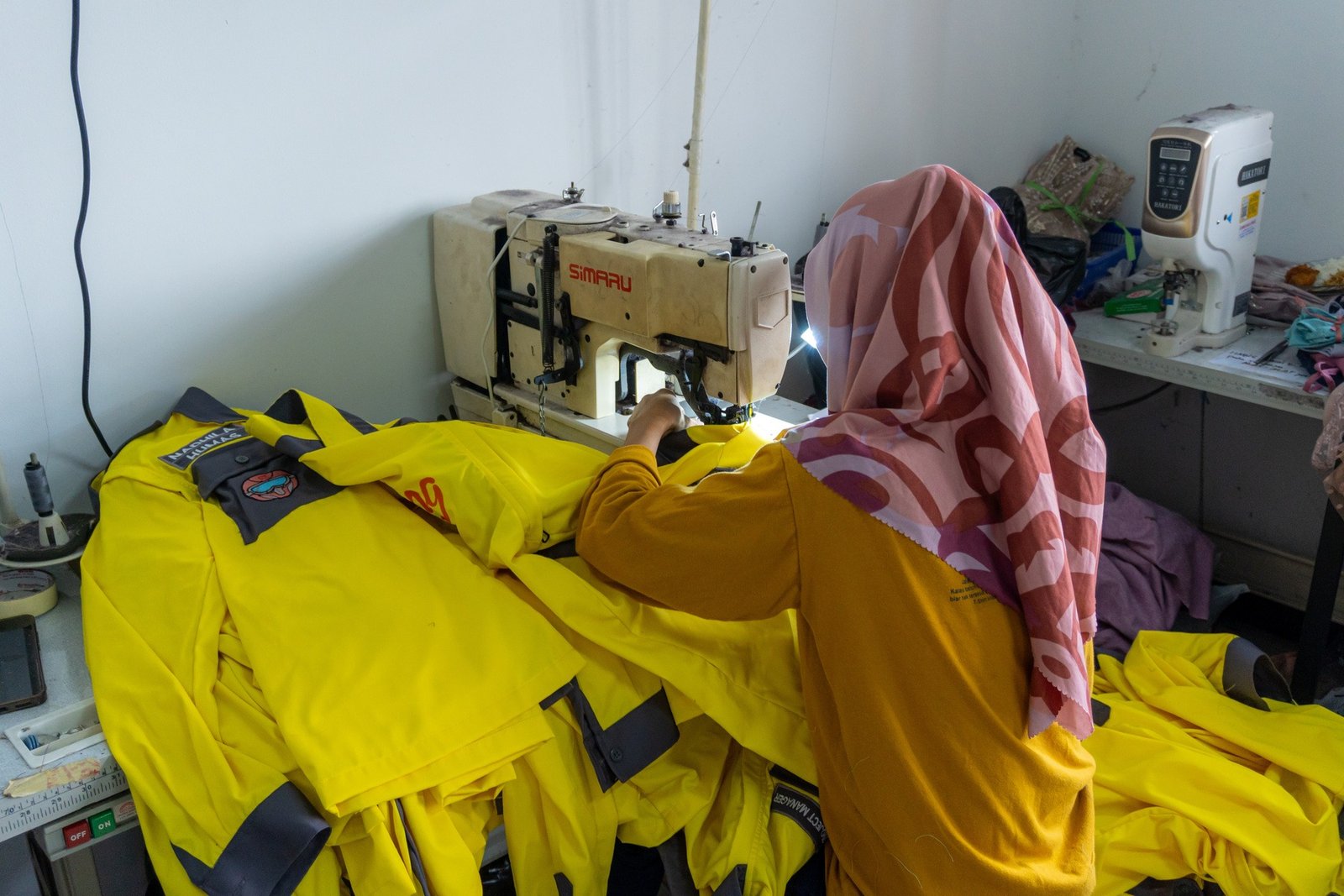 03-penjahit-rompi-kuning-workshop-rumah-kapas.jpg