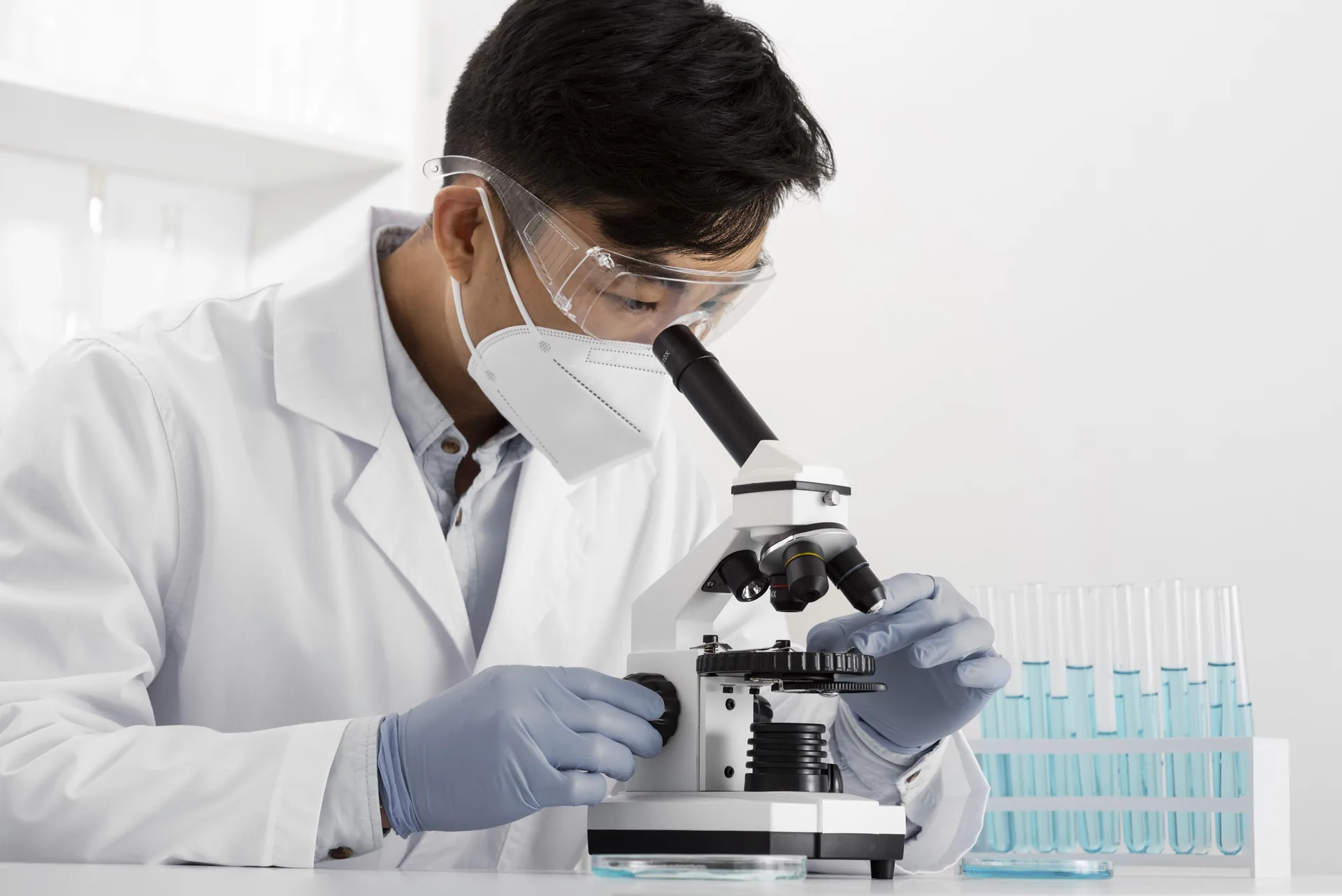 Dokter Mengenakan Jas Lab. Foto : (Freepik.com)
