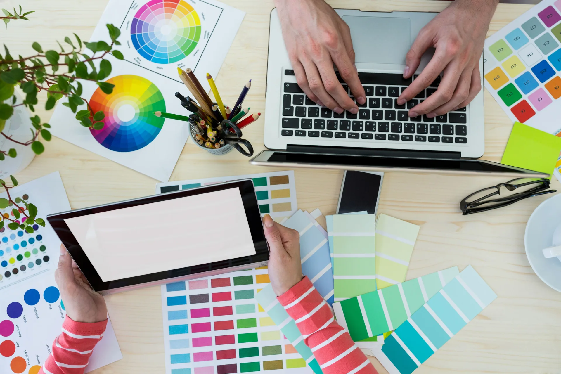 prinsip teori warna. Foto (Freepik.com/Peoplecreations)