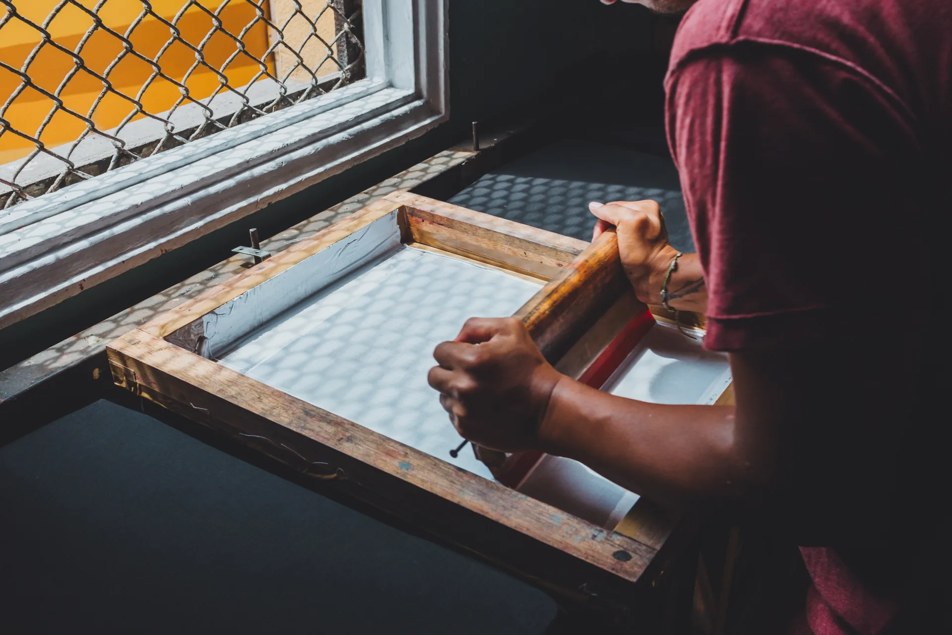 Sablon Kaos Manual Konveksi di Surabaya. Foto : unsplash.com&nbsp;